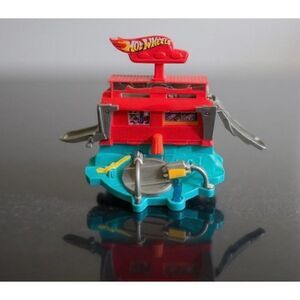 2012 Mattel Hot Wheels Car Wash Fold Up Playset